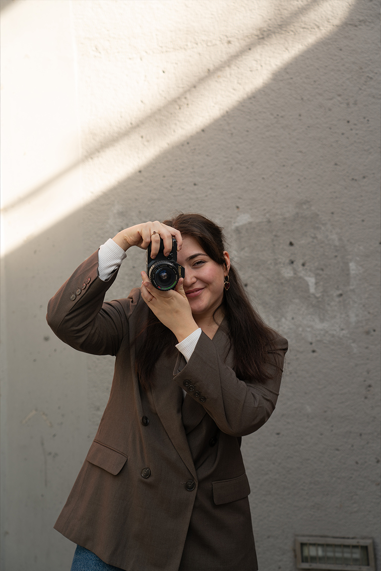 Photography of a girl behind a camera in Deggendorf