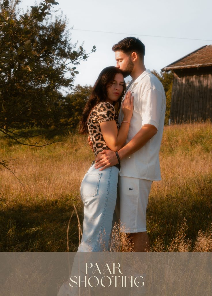 Couple standing on a meadow with the texte "Paar Shooting"